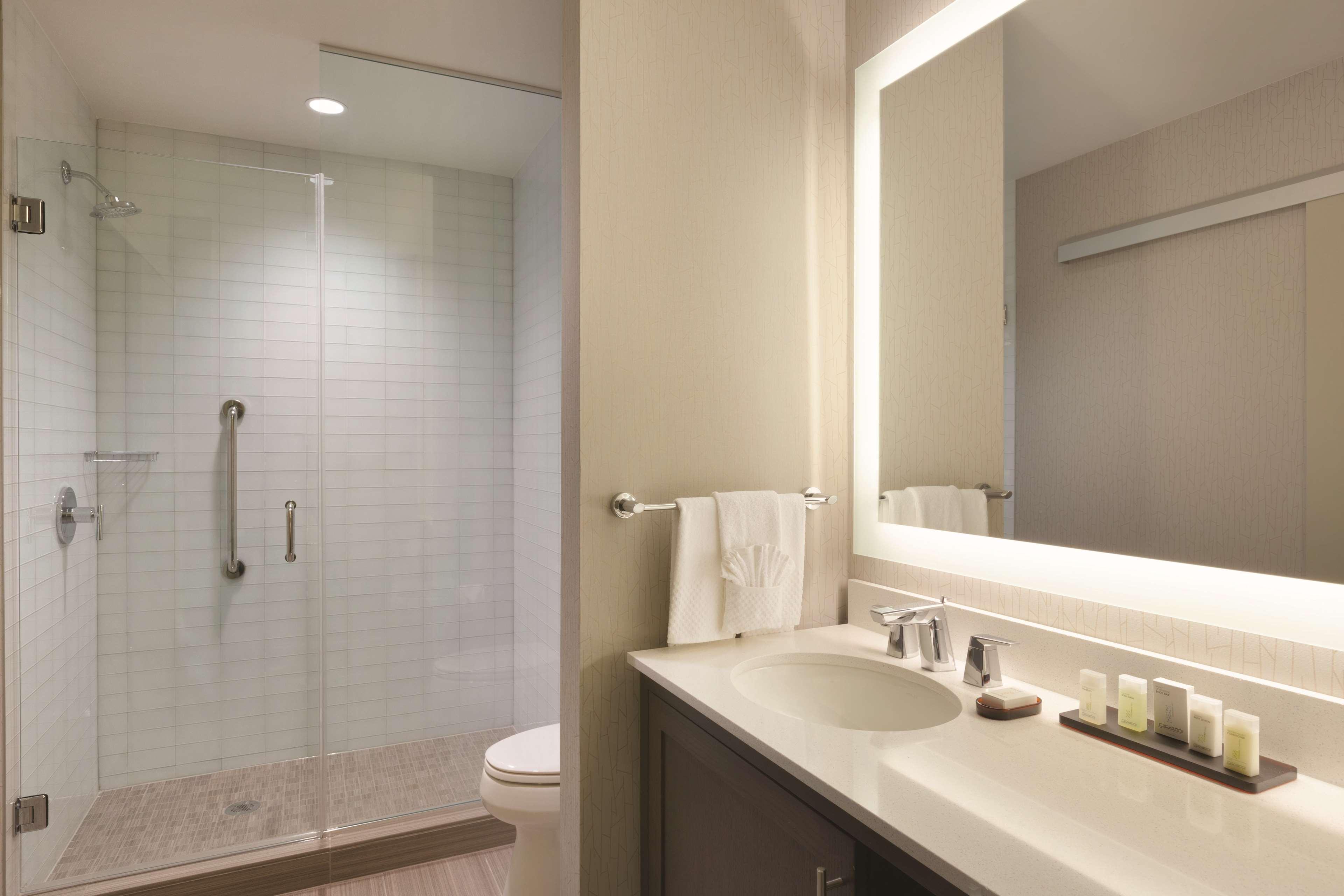 Embassy Suites By Hilton The Woodlands Bagian luar foto
