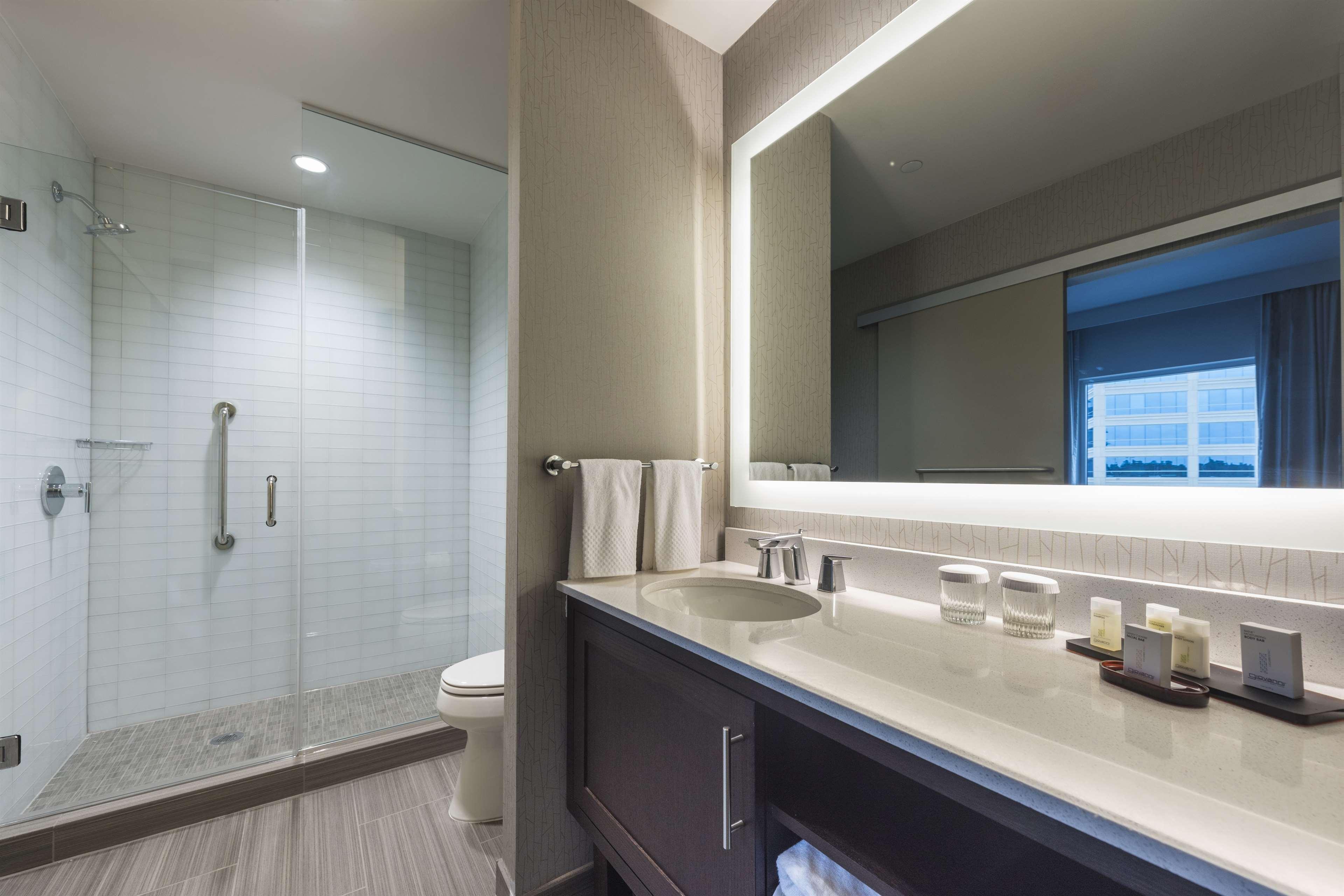 Embassy Suites By Hilton The Woodlands Bagian luar foto