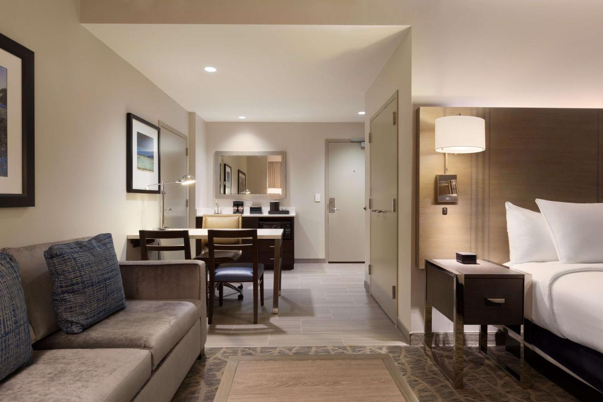 Embassy Suites By Hilton The Woodlands Bagian luar foto